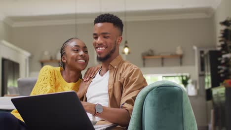 Glückliches-Afroamerikanisches-Paar,-Das-Auf-Dem-Sofa-Sitzt-Und-Online-Einkauft