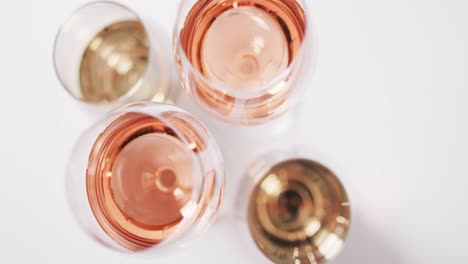Verschiedene-Weinsorten-In-Gläsern-Auf-Weißer-Oberfläche-Mit-Kopierraum