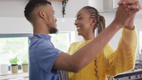 Glückliches-Afroamerikanisches-Paar-Tanzt-In-Der-Küche