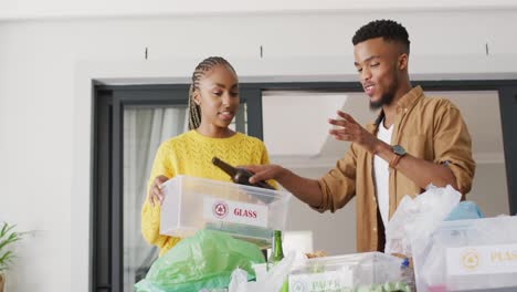 Glückliches-Afroamerikanisches-Paar,-Das-Abfall-Recycelt