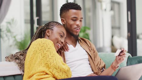 Glückliches-Afroamerikanisches-Paar,-Das-Sich-Vor-Dem-Haus-Entspannt