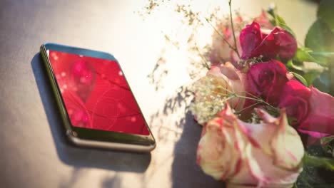 Animation-Eines-Smartphones-Mit-Herz-Und-Lichtflecken-Auf-Dem-Bildschirm-Und-Blumen-Auf-Grauem-Hintergrund