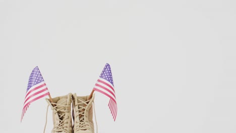 Primer-Plano-De-Banderas-Nacionales-De-EE.UU.-Y-Zapatos-Beige-Sobre-Fondo-Blanco-Con-Espacio-Para-Copiar