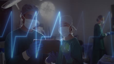 Animation-Eines-Kardiographen-über-Verschiedene-Chirurgen,-Die-Im-Krankenhaus-Ein-Tablet-Verwenden