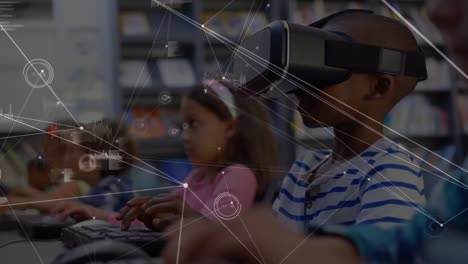 Animation-Eines-Netzwerks-Von-Verbindungen-Mit-Datenverarbeitung-über-Schulkinder,-Die-Ein-VR-Headset-Verwenden