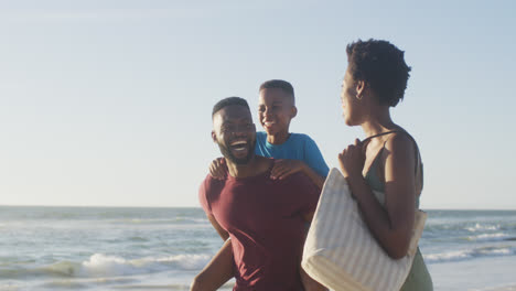 Video-Einer-Glücklichen-Afroamerikanischen-Familie,-Die-Spaß-Am-Strand-Hat