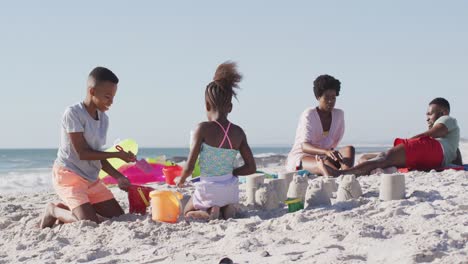 Video-Von-Glücklichen-Afroamerikanischen-Kindern-Und-Eltern,-Die-Am-Strand-Spielen