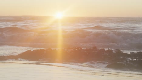 Video-Eines-Ruhigen-Sonnenuntergangs-über-Meereswellen-Und-Strand