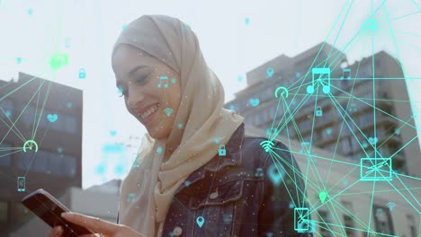 Animation-Von-Verbindungen-Und-Datenverarbeitung-über-Eine-Biracial-Frau-Im-Hijab-Mit-Smartphone
