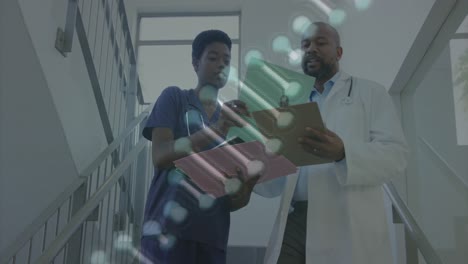 Animation-Des-DNA-Strangs-Und-Daten-über-Afroamerikanische-Ärztinnen-Und-Ärzte,-Die-Notizen-Diskutieren
