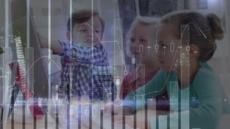 Animación-Del-Procesamiento-De-Datos-Estadísticos-Contra-Tres-Niños-Diversos-Que-Usan-La-Computadora-En-La-Escuela