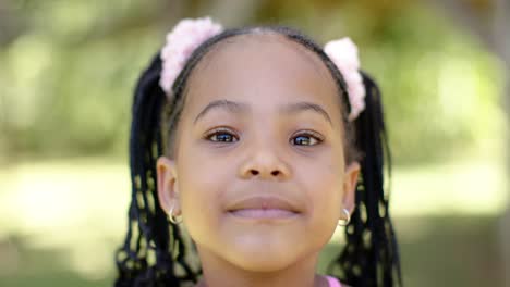 Porträt-Eines-Glücklichen-Afroamerikanischen-Mädchens,-Das-Im-Garten-Lächelt