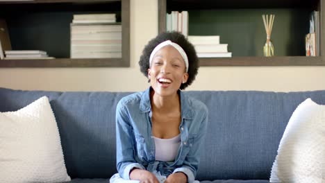 Retrato-De-Una-Feliz-Mujer-Afroamericana-Teniendo-Videollamada,-En-Cámara-Lenta