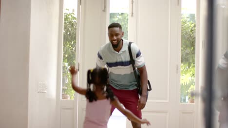 Glücklicher-Afroamerikanischer-Vater-Und-Kinder,-Die-Die-Tür-öffnen-Und-Sich-Umarmen,-In-Zeitlupe