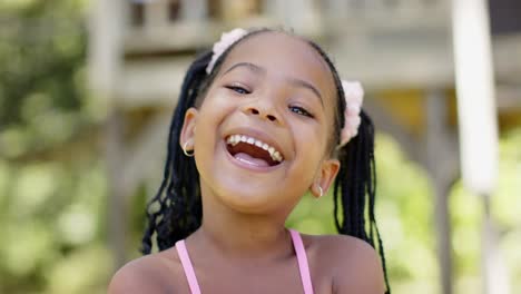 Retrato-De-Una-Feliz-Niña-Afroamericana-Sonriendo-En-El-Jardín