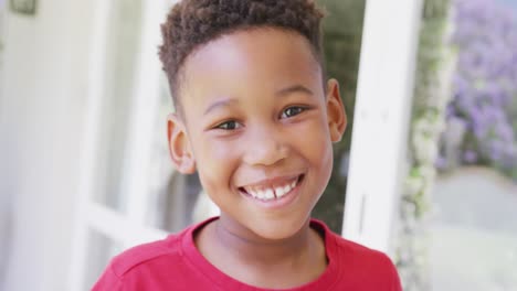 Porträt-Eines-Glücklichen-Afroamerikanischen-Jungen,-Der-In-Zeitlupe-In-Die-Kamera-Blickt-Und-Lächelt