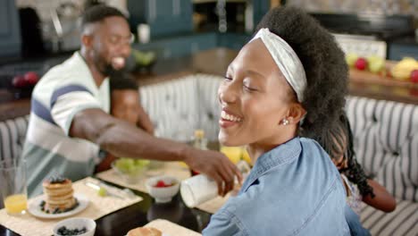 Retrato-De-Una-Feliz-Familia-Afroamericana-Desayunando,-En-Cámara-Lenta