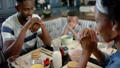 Glückliche-Afroamerikanische-Familie,-Die-Vor-Dem-Frühstück-Betet,-In-Zeitlupe