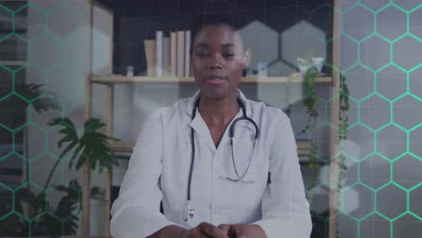 Animation-Eines-Netzwerks-Von-Sechsecken-über-Einer-Afroamerikanischen-Ärztin
