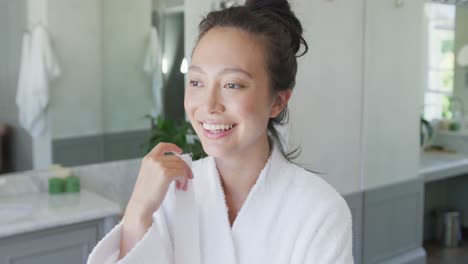 Glückliche-Asiatische-Frau-Lächelt-Im-Badezimmer,-In-Zeitlupe