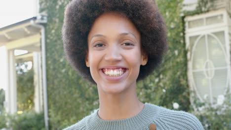Porträt-Einer-Glücklichen-Afroamerikanischen-Frau-Im-Garten