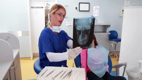 Kinderzahnarzt-Zeigt-Mädchen-Röntgenbild