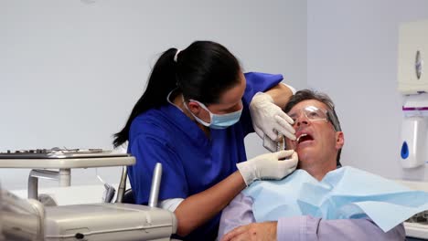 Zahnarzt-Vergleicht-Weißtöne-Mit-Den-Zähnen-Des-Patienten