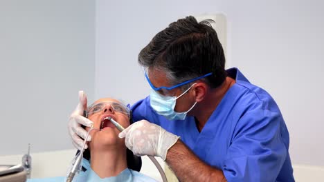 Zahnarzt-Benutzt-Saugschlauch-Am-Patienten