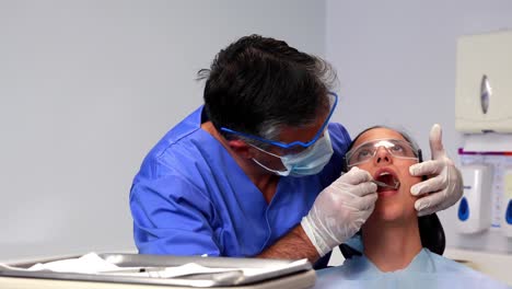 Dentista-Examinando-Los-Dientes-De-Un-Paciente-En-La-Silla-Del-Dentista