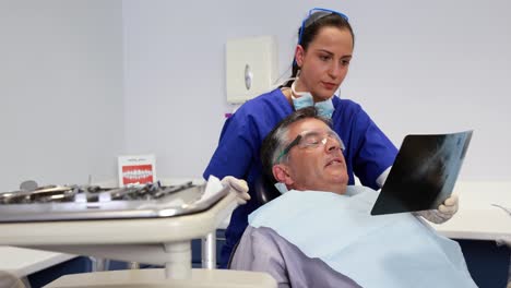 Dentista-Mostrando-Al-Paciente-Sus-Radiografías