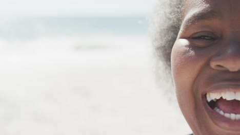 Porträt-Einer-Glücklichen-älteren-Afroamerikanischen-Frau,-Die-Am-Strand-Lächelt,-In-Zeitlupe,-Mit-Kopierraum