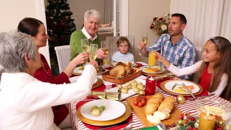 Familia-De-Tres-Generaciones-Cenando-Juntos-De-Navidad
