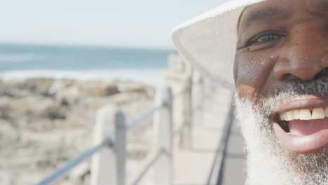 Porträt-Eines-älteren-Afroamerikanischen-Mannes-Auf-Der-Promenade-Am-Meer,-Kopierraum,-Zeitlupe