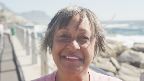 Porträt-Einer-Glücklichen-älteren-Afroamerikanischen-Frau-Auf-Der-Promenade-Am-Meer,-Zeitlupe
