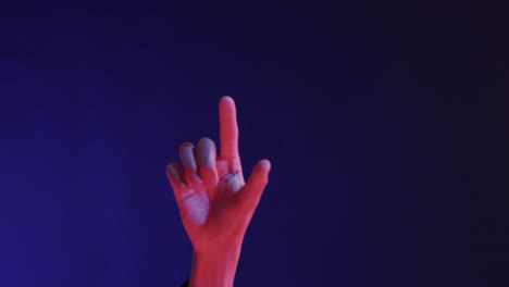 Hand-Eines-Asiatischen-Mannes,-Berührender-Virtueller-Bildschirm-Auf-Blauem-Hintergrund,-Kopierraum,-Zeitlupe