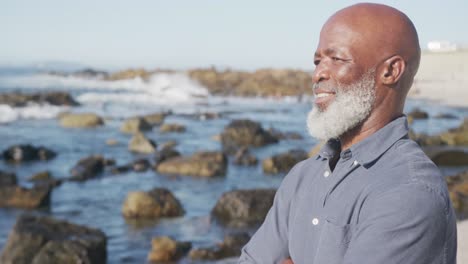 Glücklicher-älterer-Afroamerikanischer-Mann-Am-Strand,-Kopierraum,-Zeitlupe