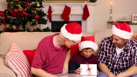 Familie-Mit-Drei-Generationen-Feiert-Weihnachten