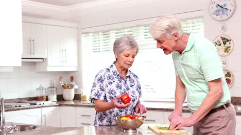 Älteres-Glückliches-Paar,-Das-Gemeinsam-Das-Abendessen-Zubereitet