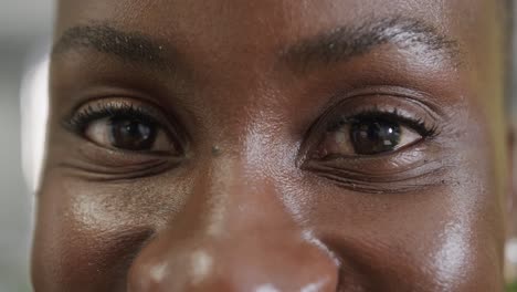 Porträt-Nahaufnahme-Der-Augen-Einer-Glücklichen-Afroamerikanischen-Geschäftsfrau,-Die-Lächelt,-In-Zeitlupe