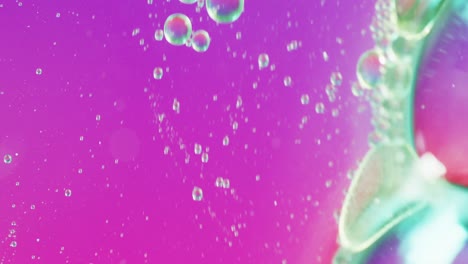 Animation-Von-Blasen,-Die-Sich-Auf-Violettem-Hintergrund-Mit-Kopierraum-Bewegen