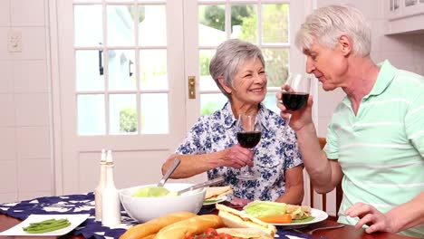 Senior-couple-having-healthy-lunch