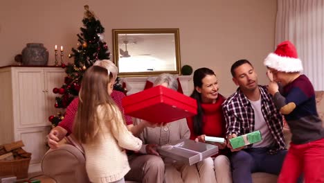 Familia-De-Tres-Generaciones-Celebrando-La-Navidad