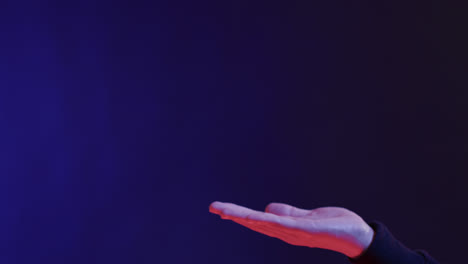 Hand-Eines-Asiatischen-Mannes,-Berührender-Virtueller-Bildschirm-Auf-Blauem-Hintergrund,-Kopierraum,-Zeitlupe