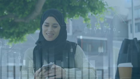 Animación-Del-Procesamiento-De-Datos-Financieros-Sobre-Una-Mujer-Birracial-Con-Hijab-Usando-Un-Teléfono-Inteligente-En-La-Ciudad