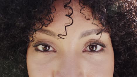 Retrato-De-Una-Feliz-Mujer-Afroamericana-Mirando-La-Cámara,-Cámara-Lenta