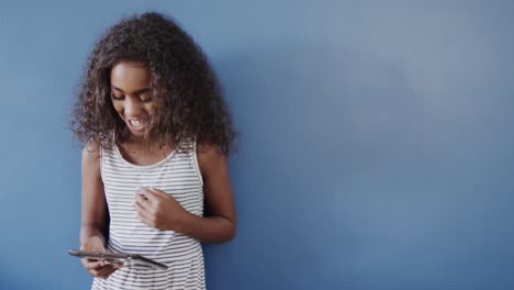 Feliz-Chica-Afroamericana-Usando-Tableta-Sobre-Fondo-Azul,-Espacio-De-Copia,-Cámara-Lenta