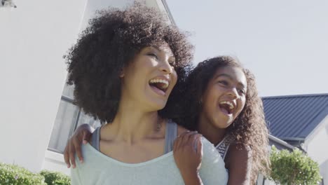 Glückliche-Afroamerikanische-Mutter-Und-Tochter,-Die-Zusammen-Im-Garten-Spielen,-Zeitlupe