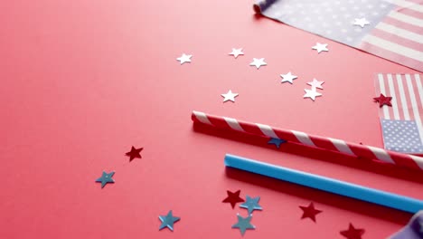 Banderas-Nacionales-De-Estados-Unidos-Con-Estrellas-Y-Pajitas-Sobre-Fondo-Rojo-Con-Espacio-Para-Copiar