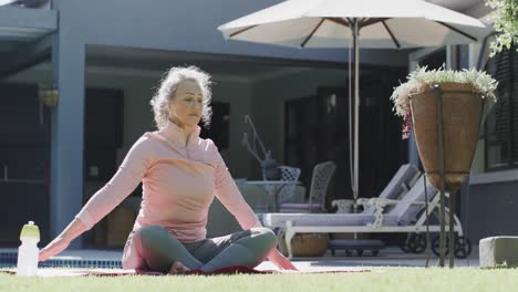 Glückliche-ältere-Kaukasische-Frau,-Die-Yoga-Macht,-Sich-Im-Garten-Dehnt,-Zeitlupe