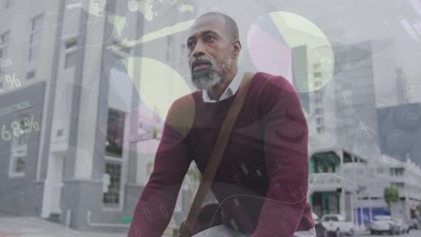 Animation-Der-Infografik-Schnittstelle-über-Einem-Afroamerikanischen-Mann,-Der-Auf-Der-Straße-In-Der-Stadt-Fahrrad-Fährt